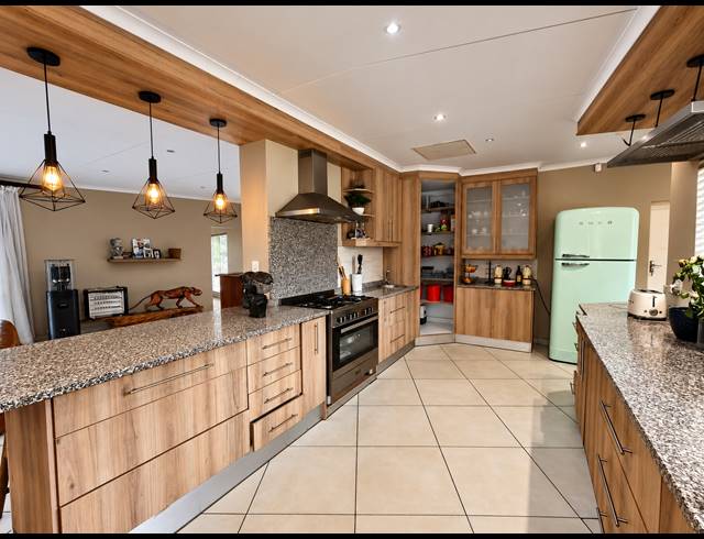 4 BEDROOM HOUSE TO LET IN THREE RIVERS EAST
